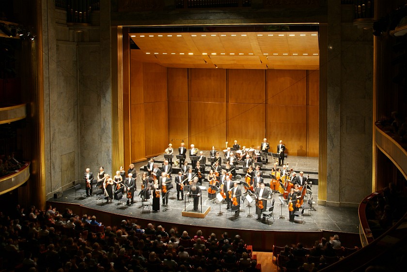 Théâtre des Champs-Élysées. Concert. Paris. .