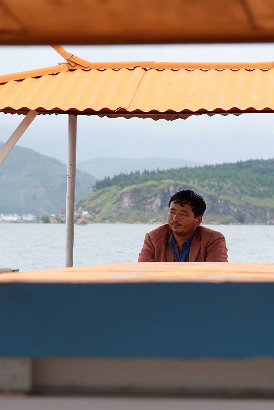 Boat Tour on Erhai Hú. Captain. Erhai Hú. .