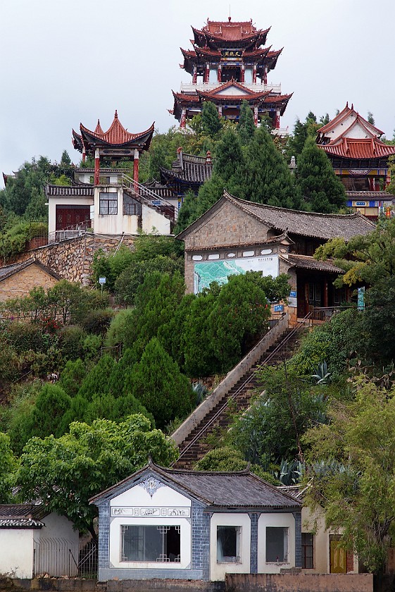 Boat Tour on Erhai Hú. Tianjìng pavilion. Erhai Hú. .