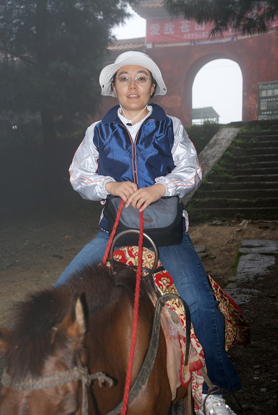 Horseback Ride on Zhonghé Shan. Arrival at the Zhonghé Sì. near Dàli. .