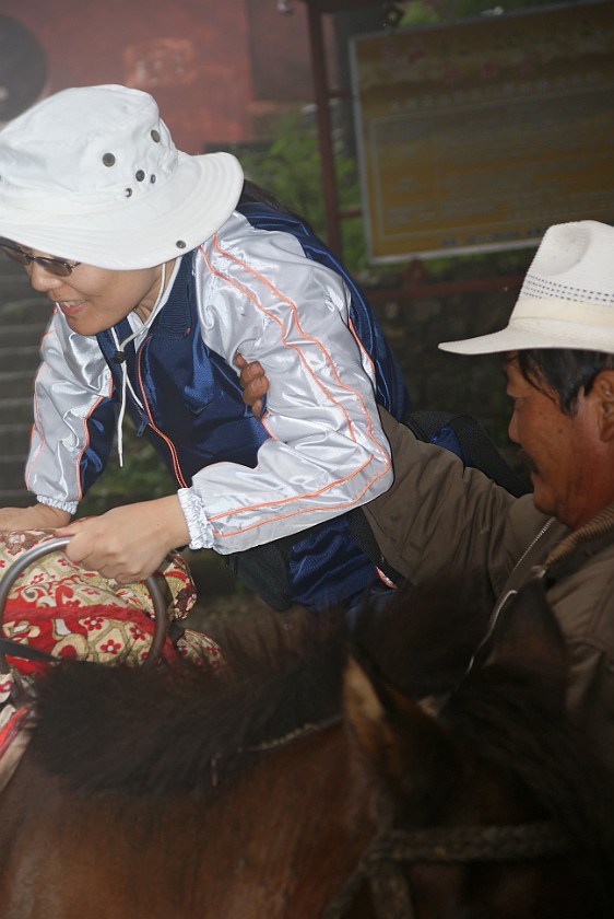 Horseback Ride on Zhonghé Shan. Arrival at the Zhonghé Sì. near Dàli. .
