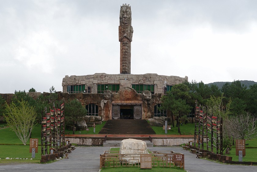Trip to the Yùlóng Xueshan Summit. Yùlóng Xueshan visitor's center. Yùlóng Xueshan. .
