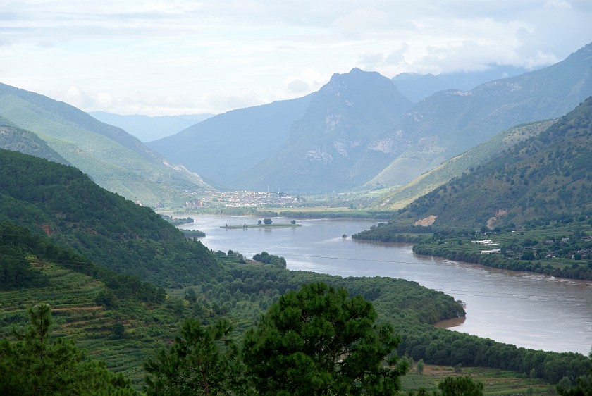 Daytrip to the Tiger Leaping Gorge. First bend of the Yangzi River. Yangzi River. .
