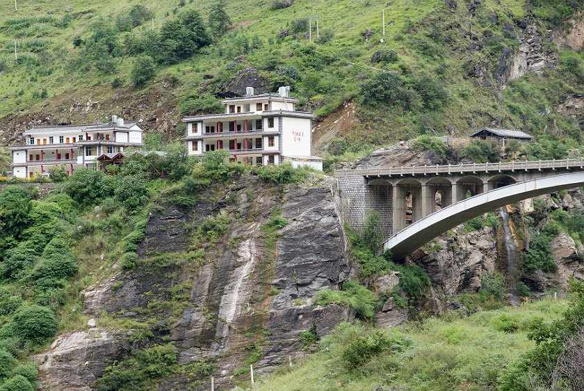 Daytrip to the Tiger Leaping Gorge. Tina's guest house. Tiger Leaping Gorge. .