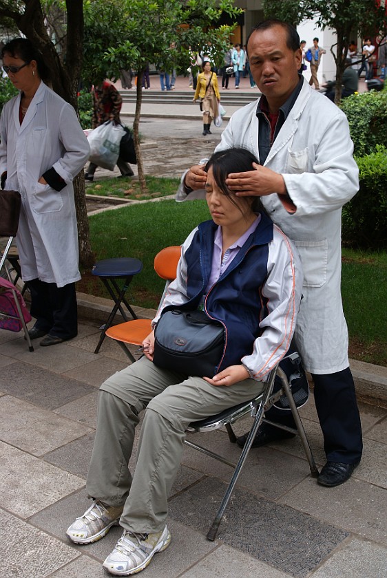 Pedestrian Zone of Kunmíng. Massage by a blind masseur. Kunmíng. .