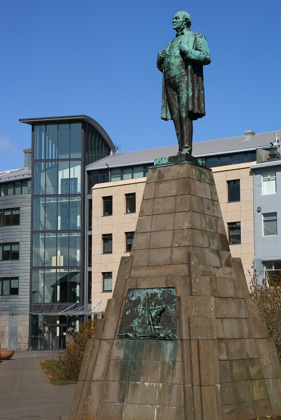 Reykjavík. Statue in front of the AlÞing. Reykjavík. .