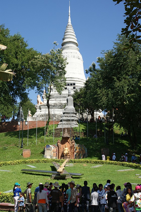 Wat Phnom. Stupa. Phnom Penh. .