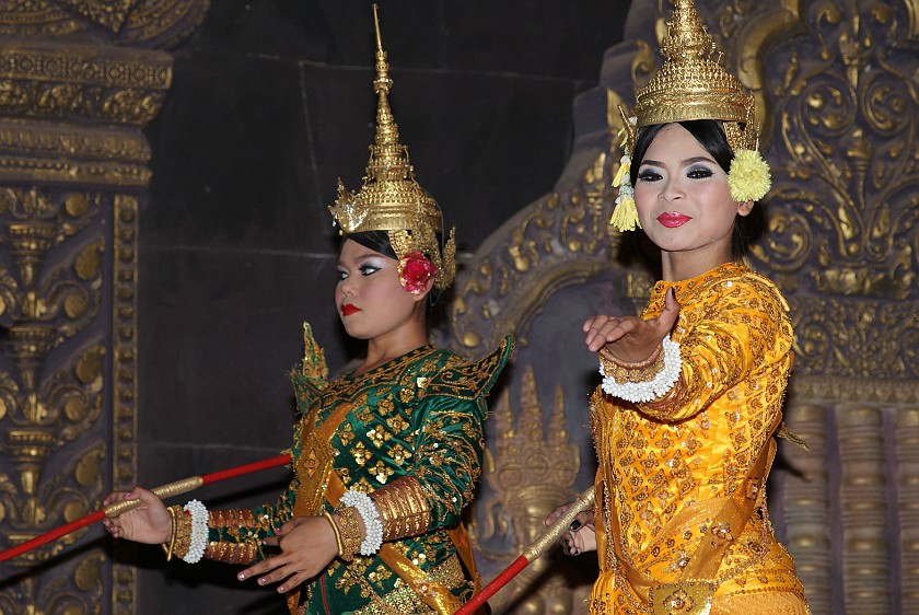 Tonlé Mekong Restaurant. Traditional Dance Performance. Siem Reap. .