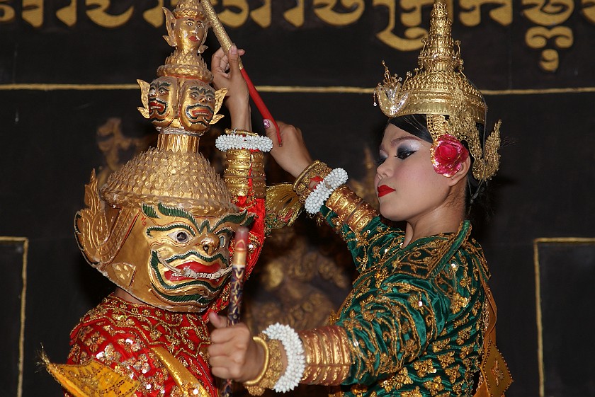 Tonlé Mekong Restaurant. Traditional Dance Performance. Siem Reap. .