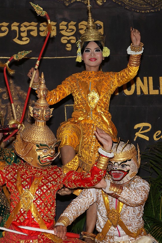 Tonlé Mekong Restaurant. Traditional Dance Performance. Siem Reap. .