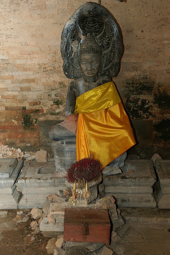 Eastern Mebon. Statue. near Siem Reap. .