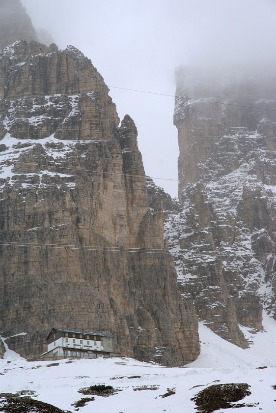 Tre Clime di Lavaredo. Rifugio Auronzo. Tre Clime di Lavaredo. .