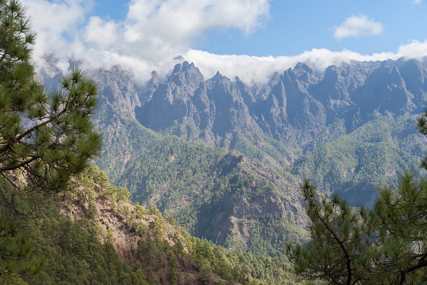 Caldera de Taburiente. View onto the south ridge. Caldera de Taburiente. .