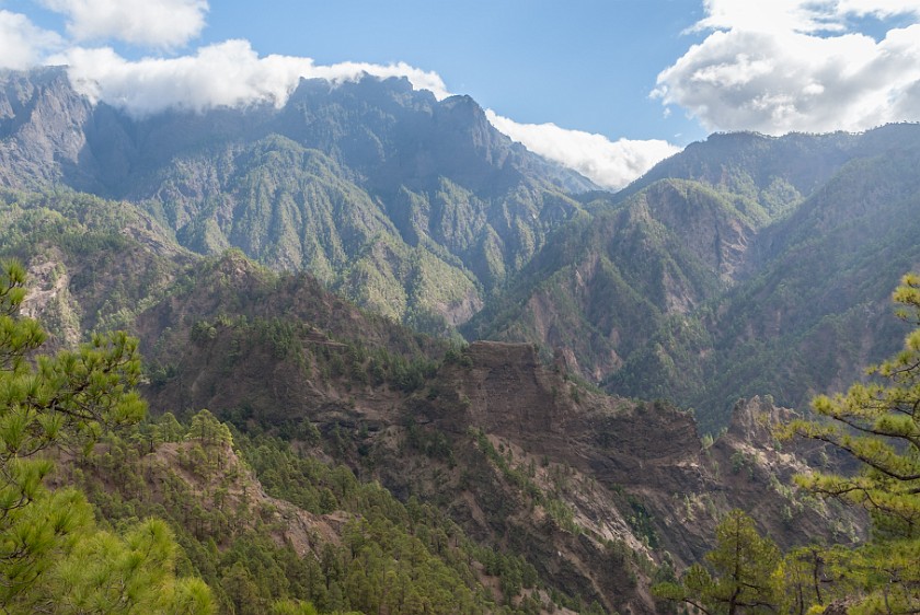 Caldera de Taburiente. View onto the south ridge. Caldera de Taburiente. .