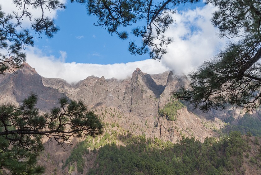 Caldera de Taburiente. View onto the south ridge. Caldera de Taburiente. .