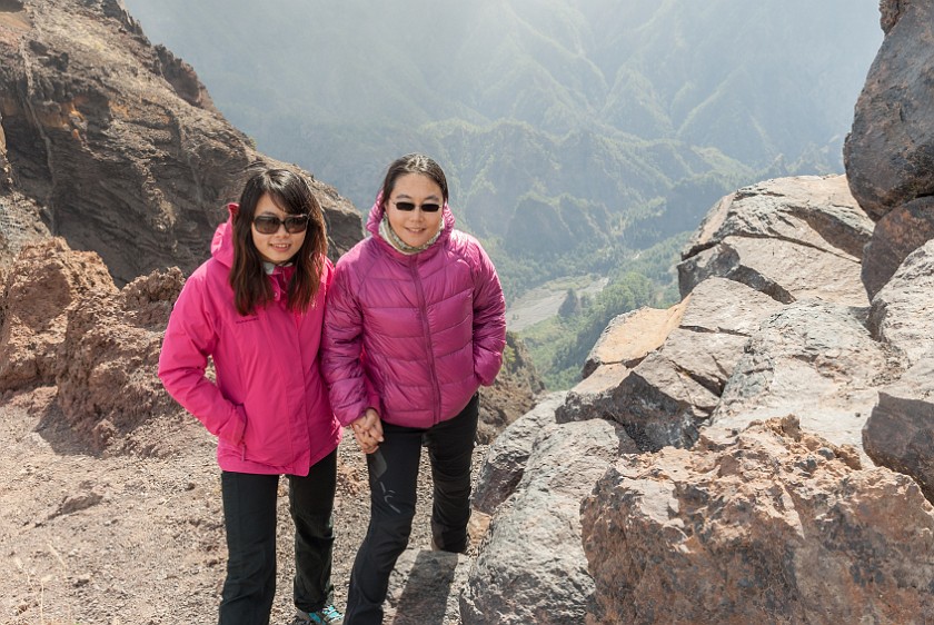 Roque de los Muchachos. Portrait with friend with view inside the Caldera de Taburiente. Caldera de Taburiente. .