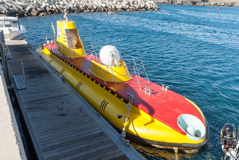 Submarine Dive. Boat. Amarilla Golf. .