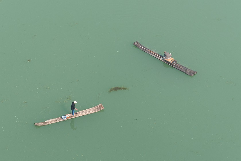 Solitary Beauty Peak. View on bamboo raft fishermen on the Lí Jiang river. Guìlín. .