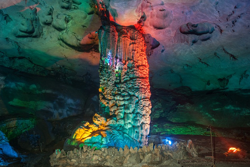 Seven Star Cave. Giant stalagnate. Guìlín. .