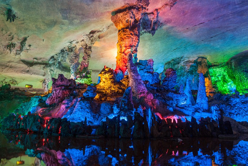 Seven Star Cave. Ensemble of stalagnate and stalagmites in a lake. Guìlín. .