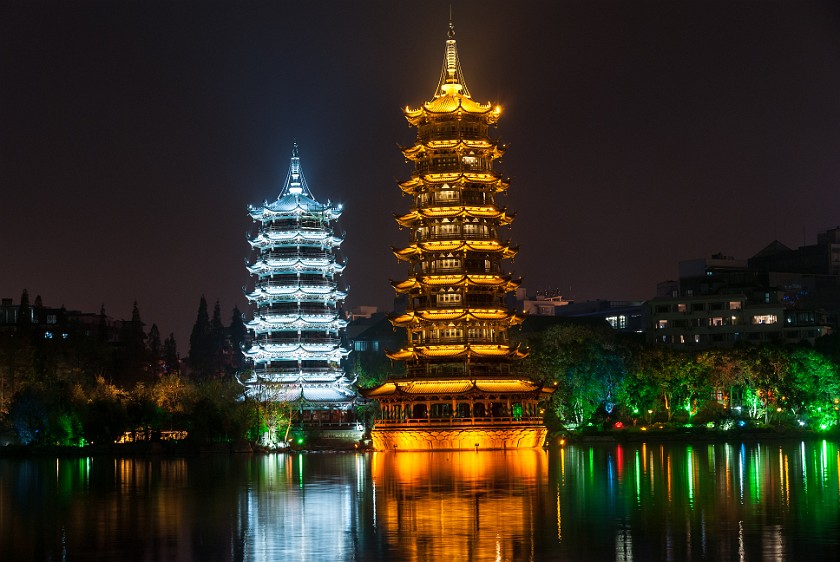 Guìlín. Towers at the Shanhú Lake. Guìlín. .