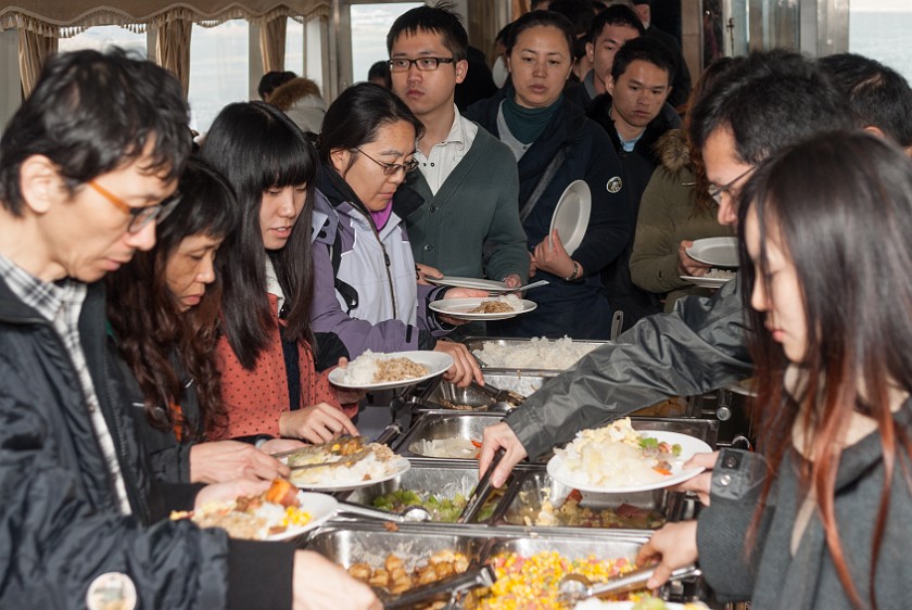 Lí Jiang Boat Tour. Lunch at the boat. near Guìlín. .