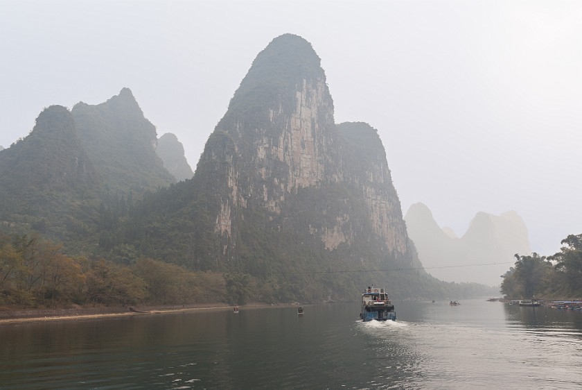 Lí Jiang Boat Tour. Lí Jiang River . near Guìlín. .