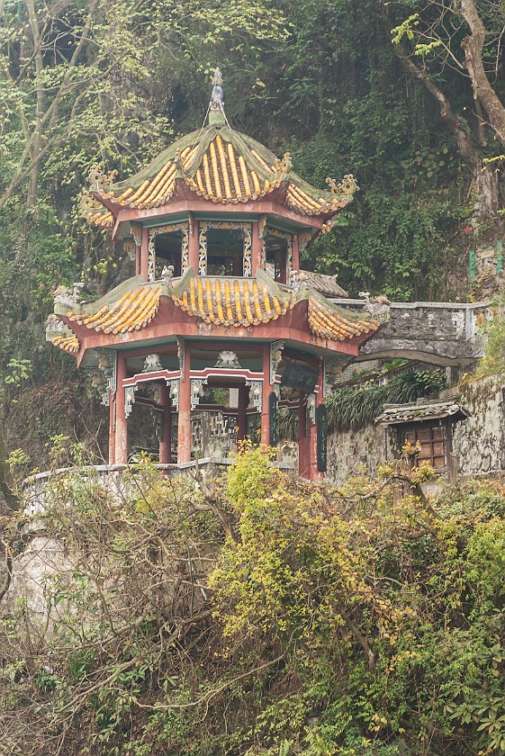 Lí Jiang Boat Tour. Pavilion near the Yángshuò landing stage. near Guìlín. .