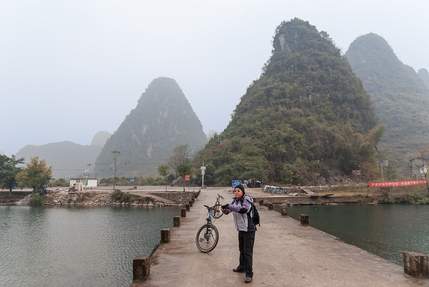 Bicycle Tour Along the Yùlóng Hé River. Yùlóng Hé scenic area and Shànguì bridge. Yángshuò. .