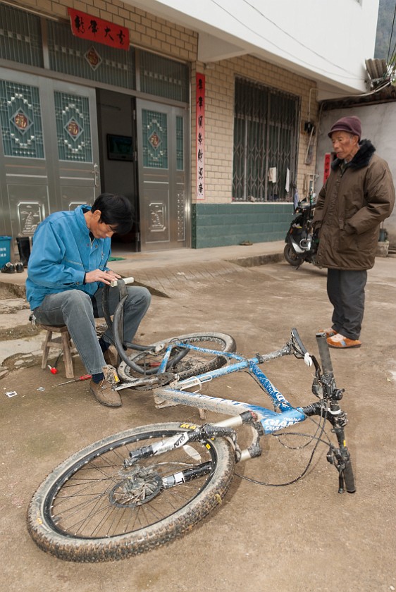 Bicycle Tour Along the Yùlóng Hé River. Tire repair. Yángshuò. .