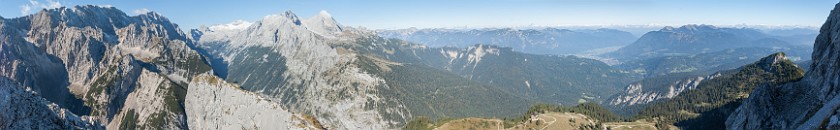 Hike to the Meilerhütte. Panoramic view on the Wetterstein mountains. near Garmisch-Partenkirchen. .