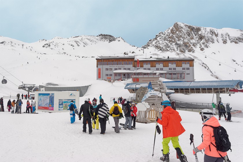 Skiing at the Kitzsteinhorn. Alpincenter. Kaprun. .
