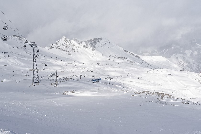 Skiing at the Kitzsteinhorn. View on the Kitzsteinhorn  glacier. Kaprun. .