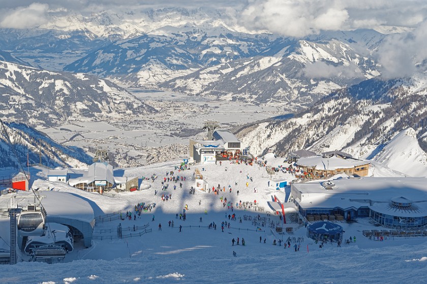 Skiing at the Kitzsteinhorn. View on the Gletscherjet 2 station, Kaprun, Schüttdorf and Zeller lake. Kaprun. .
