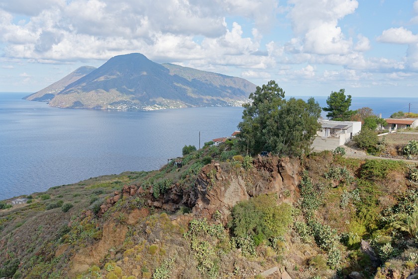 Hiking on Lipari. View from Quattropani to Salina. Lipari. .
