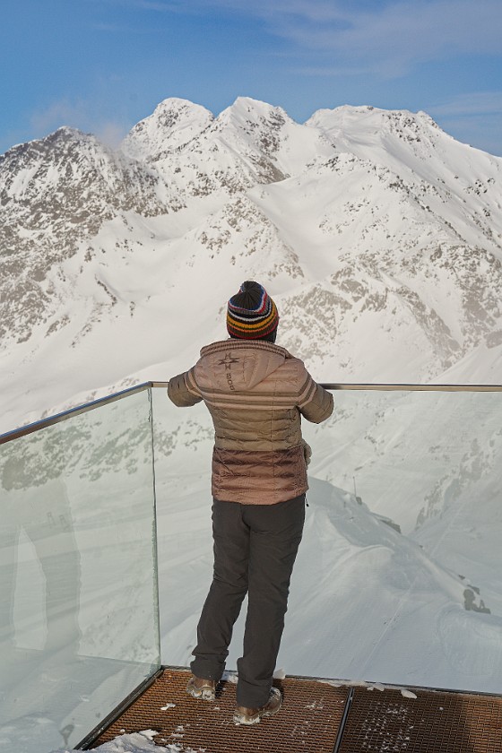 Skiing in the Schnalstal. View towards the Iceman Ötzi find spot. Kurzras. .