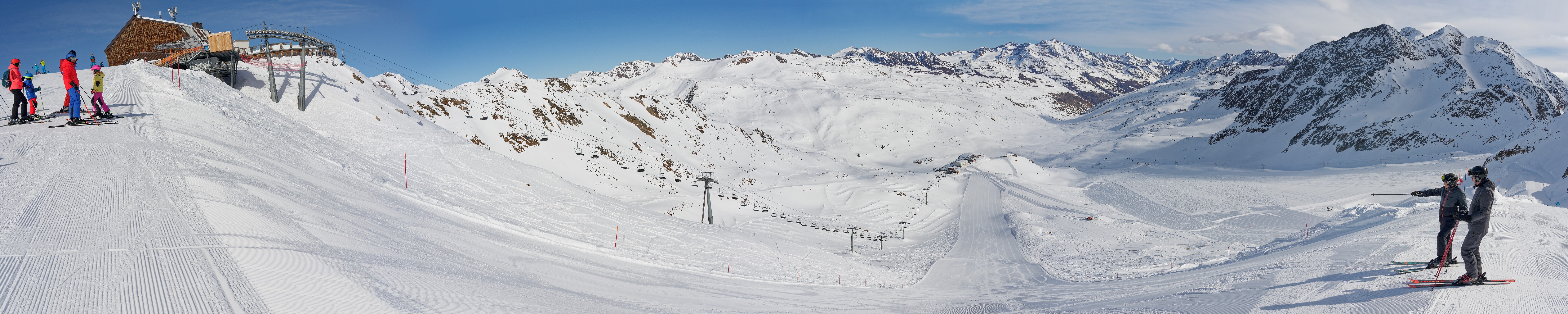 Skiing in the Schnalstal. Panoramic view from the G1 slope on the Glacier Hotel Grawand, chairlift and glacier. Kurzras. .