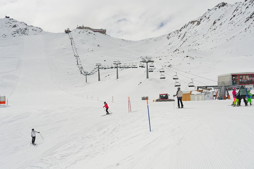 Skiing in the Schnalstal. G1 slope, Glacier Hotel Grawand and chairlift. Kurzras. .