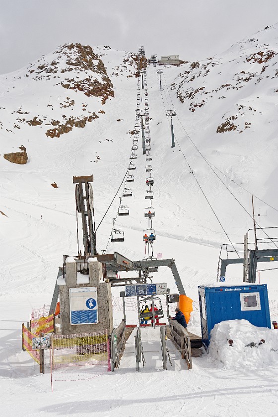 Skiing in the Schnalstal. Gletschersee chairlift. Kurzras. .
