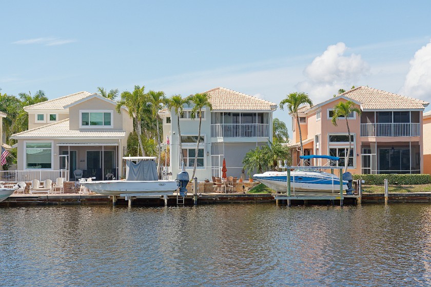 Ten Thousand Islands Tour. Houses. near Naples. .